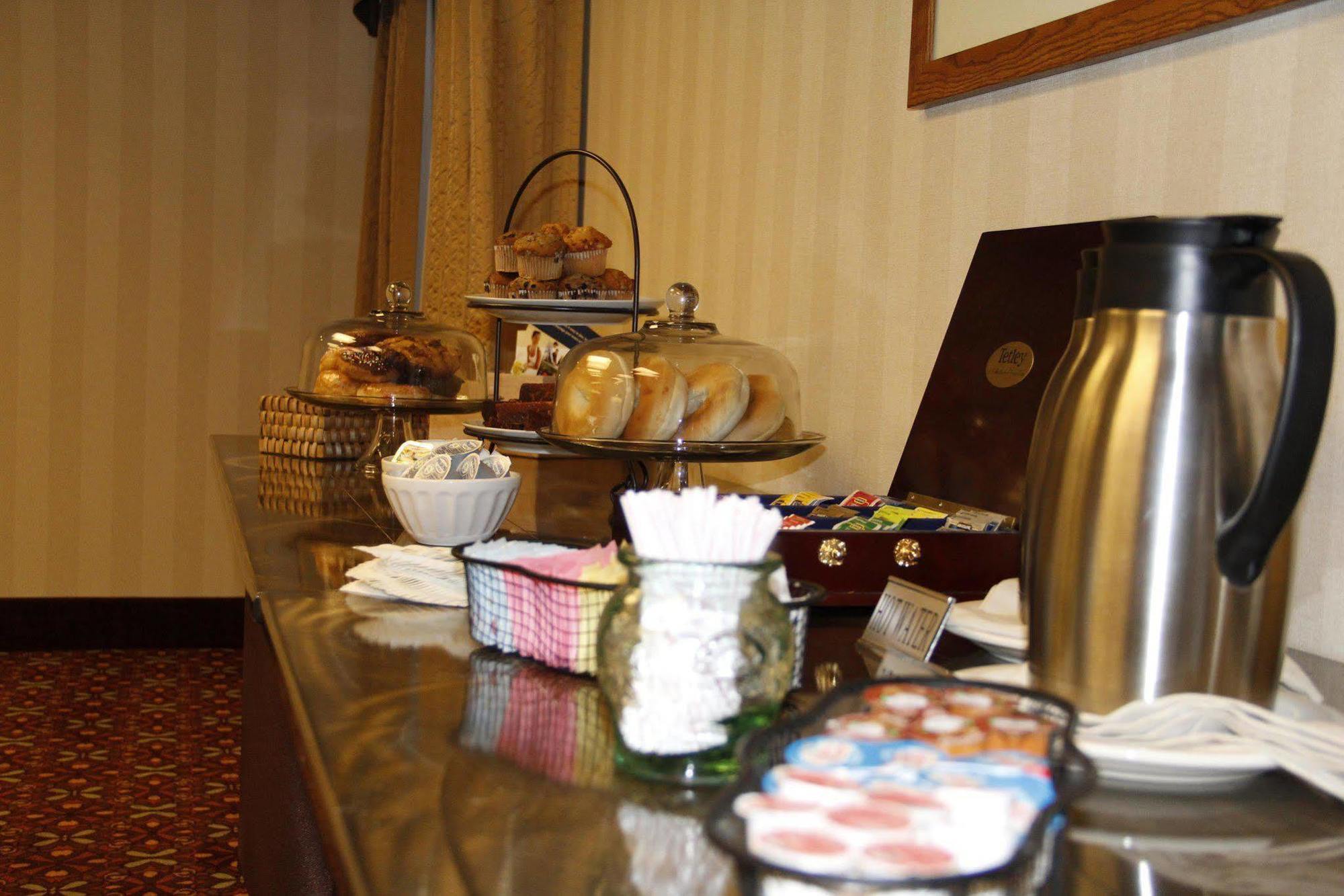 Hampton Inn & Suites Rochester/Виктор Ресторан фото